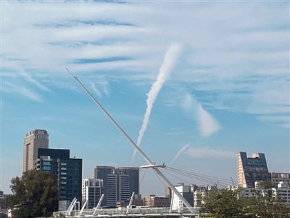 狀似龍捲風雲層 高雄氣象站：飛機擾動造成凝結尾