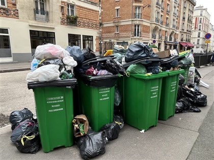 巴黎7000吨垃圾堆积腐臭 清洁队罢工权界线引论战