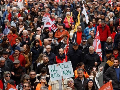 7000人抗議法國退休改革法案 警施放催淚瓦斯