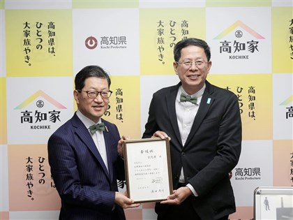 劉克襄續任高知親善大使 蝴蝶結維繫台日百年情緣