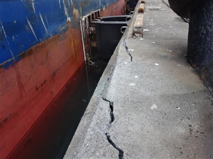 7萬噸貨櫃輪撞高雄港碼頭 引水人測出酒精反應