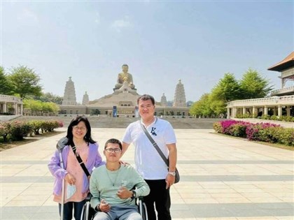 鋼鐵傘兵秦良丰復健有成 已能獨力行走73公尺