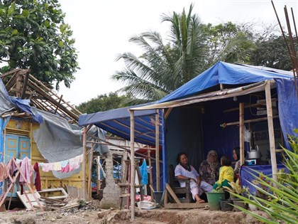 印尼地震4个月后灾民仍住帐篷 重建之路遥遥无期