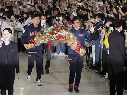 经典赛日本队返国拜会首相 岸田感谢武士队带给国民勇气活力