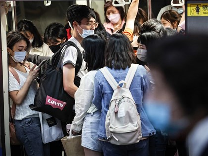 本土中重症增102例 大眾運輸最快4月中下旬免口罩