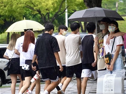 華南雲雨區東移 台南高雄26日晚至27日晨降雨機率升