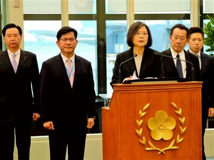 蔡总统出访友邦过境美国 传递台湾捍卫自由民主不屈服不挑衅