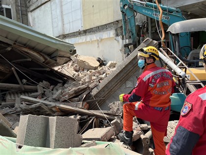 台中市2層樓房屋倒塌 1人送醫不治、2人受困待援