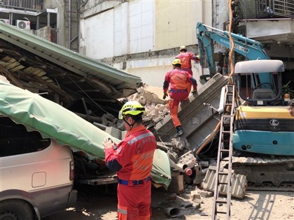 台中房屋倒塌壓隔壁工地工人1死2待援 受困者阿嬤目睹癱軟