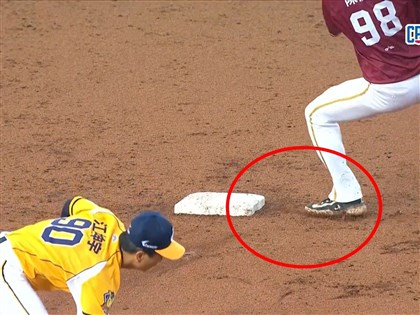 陳晨威漏踩壘包判出局 被隊友笑虧十大好糗[影]