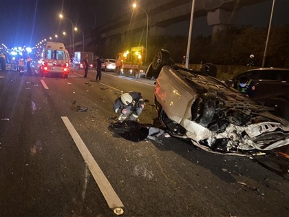 國道1號清晨7車追撞事故 自小客翻覆遭撞2死