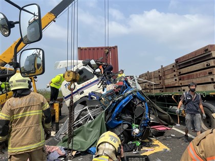 國1台南下營路段5車追撞2重傷 一度回堵5公里