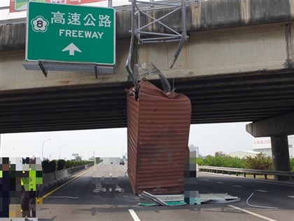 國1台南段聯結車貨櫃直立卡中線 近3小時排除