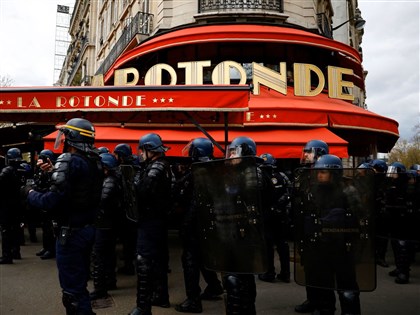 法國群眾持續抗議退休金改革 馬克宏愛店被燒[影]