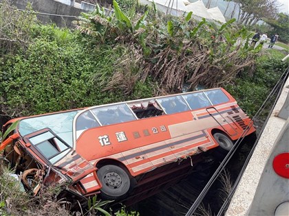 更新／花蓮客運與轎車對撞摔落橋下 1命危5輕重傷