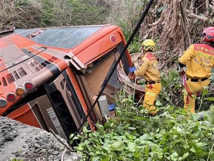 花蓮客運遭撞摔落溪谷1死5傷 警初判轎車未注意車前狀況