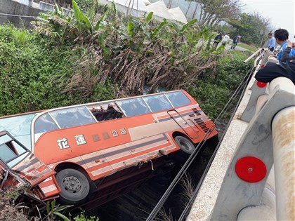 花蓮客運遭撞摔落溪谷1死5傷 警初判公車超速、小客車違規左轉