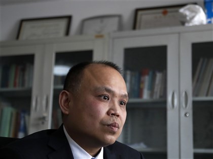 中國當局刑事拘留余文生夫婦 軟禁多名維權律師[影]
