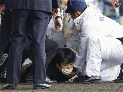 早安世界》日本首相輔選遇襲躲過一劫 男子扔爆裂物動機未明