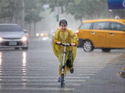 早安世界》春雨報到將挹注助全台水庫 西部東北部今防豪大雨