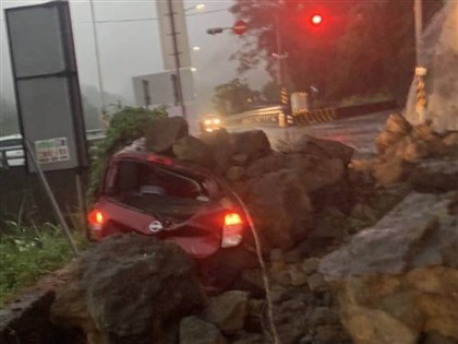 苗62線大雨落石砸車 泰安鄉公所員工受傷送醫