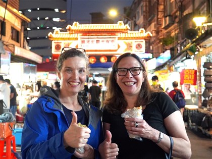 AIT主席訪饒河街夜市 超愛胡椒餅烤魷魚與活力氣氛