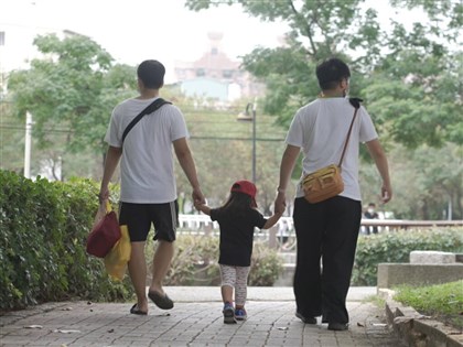 內政部預告同性婚收養子女比照異性婚 身分證省略「養」字