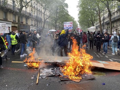 法国五一游行冲突加剧 反退改示威者：民主危机