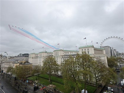 英王加冕壞天氣攪局 空軍表演精簡、民眾室內慶祝