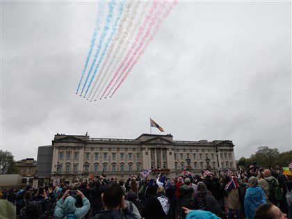 英王加冕壞天氣攪局 空軍表演精簡、民眾室內慶祝