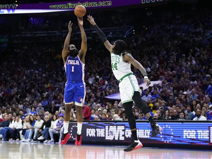 哈登轟42分加致命三分彈 76人險勝塞爾蒂克扳平系列賽[影]