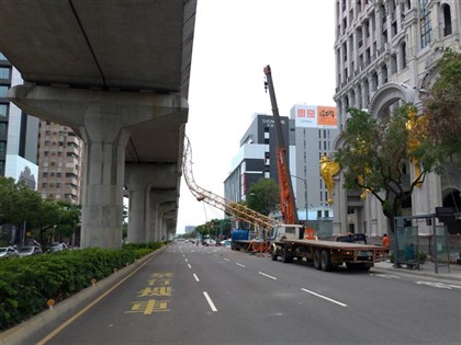 中捷列車遭施工吊臂壓中 8傷者分送3醫院