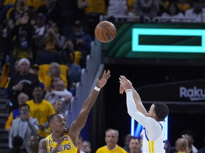 柯瑞砍27分 勇士力退湖人保住季後賽生機