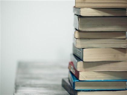 香港圖書館下架大批政治題材館藏 學者收書送台灣