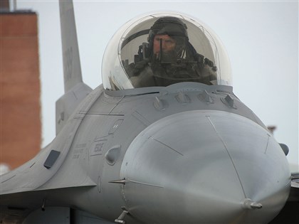 美国从反对到同意乌克兰取得F-16 态度转变过程一次看