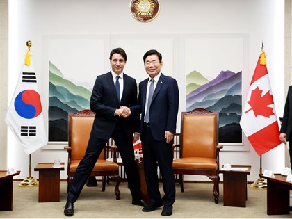 加拿大總理展現「禮儀腿」 韓國媒體大讚暖心