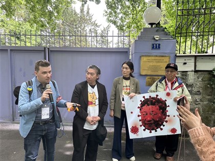 影片／台湾人抗议「习病毒」 中国驻日内瓦办事处前举牌