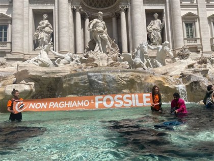 氣候保護人士染黑羅馬噴泉 抗議補貼化石燃料[影]