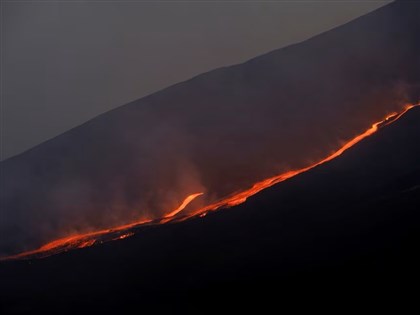 義大利埃特納火山噴發 西西里島關閉機場