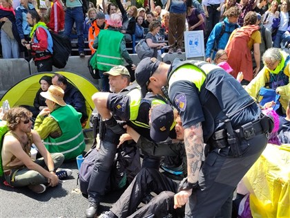 荷蘭環保抗議衝突1500多人被捕 包括演員卡莉絲范荷登[影]