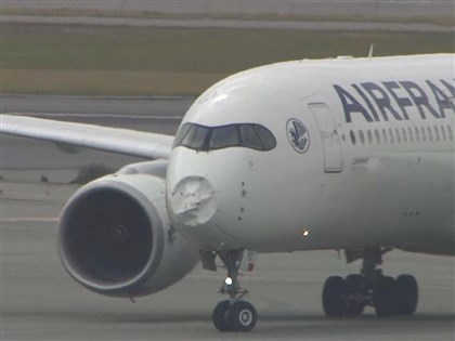 法國航空班機遭鳥擊機鼻凹陷折返日本 關西機場11航班受影響[影]