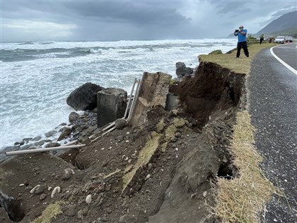 台风玛娃逼近东部海岸掀巨浪 台11线大湾段边坡护栏崩毁
