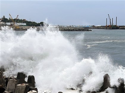 颱風瑪娃海警發布 民眾勿前往恐有瘋狗浪海邊景點