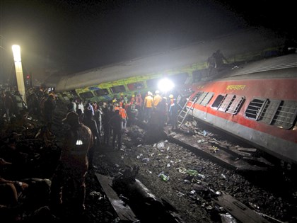 印度東北3列火車相撞 死傷上千[影]