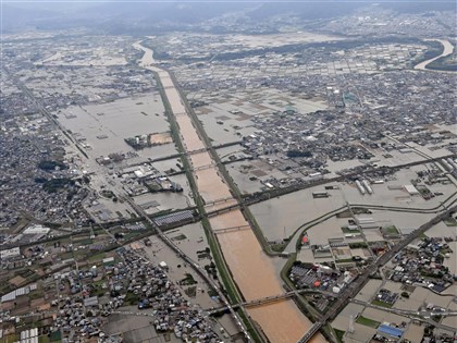 颱風瑪娃加梅雨鋒面侵襲日本 釀1死3失聯23地破雨量紀錄[影]