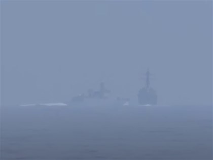 影片／共军再挑衅 加媒目睹中国船只在台海险撞美驱逐舰