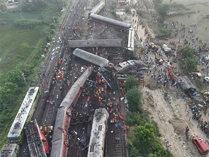 早安世界》印度20多年来最严重铁路事故 3列火车逾260人丧生