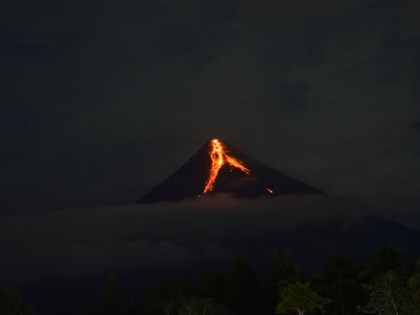 菲律賓馬永火山噴出熔岩毒氣 逾萬人數月無法返家