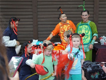 紙風車劇團匈牙利演出  烏克蘭孩童化身小哪吒