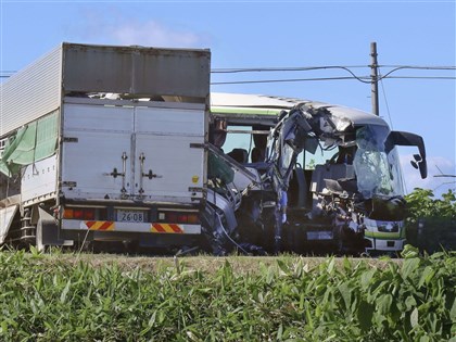 日本北海道嚴重車禍 貨車撞巴士釀5死